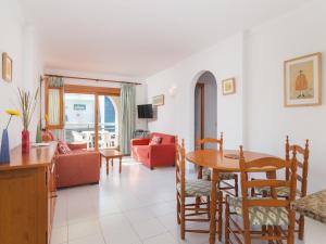 a kitchen and living room with a table and chairs at Voramar 2h in Port de Pollensa