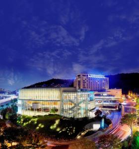 uma vista de um grande edifício à noite em Swiss Grand Hotel Seoul & Grand Suite em Seul