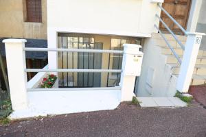 een wit hek voor een gebouw bij Petit T1 à proximité des thermes in Aix-les-Bains