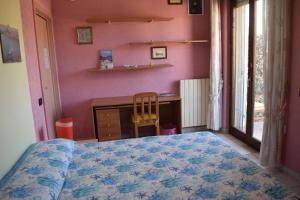 ガリポリにあるBuonanotte Gallipoliのベッドルーム1室(ベッド1台、デスク、窓付)