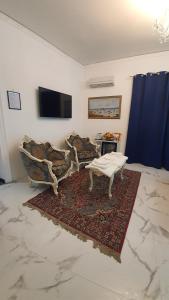 - un salon avec un canapé et une table dans l'établissement Cannatella's Mansion, à Palerme