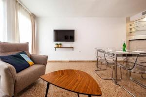 uma sala de estar com um sofá e uma mesa em SEA VIEW CENTRAL BEACH em Alicante