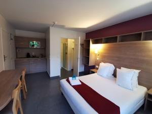 Habitación de hotel con cama grande y cocina en Résidence Océane, en Avrainville