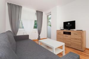 Televízia a/alebo spoločenská miestnosť v ubytovaní Jantar Apartamenty- Zielone Tarasy