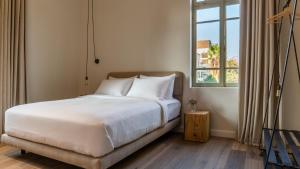 Een bed of bedden in een kamer bij Ruby