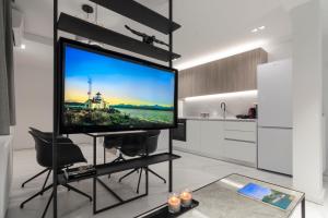 アテネにあるHeritage Boutique Apartmentsのリビングルーム(大画面薄型テレビ付)