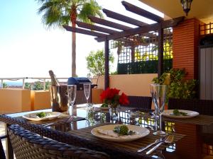 Un restaurante o sitio para comer en Malibu Mansion Club la Costa World with Sea View and hydromassage bath in Mijas Costa