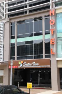 un edificio con un signo de vida santa en él en Setia Inn, en Shah Alam