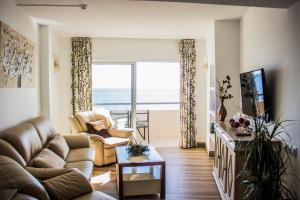 Televízia a/alebo spoločenská miestnosť v ubytovaní Beachfront apartment in Fuengirola with sea views