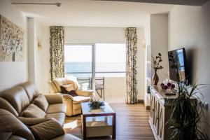 フエンヒロラにあるBeachfront apartment in Fuengirola with sea viewsの海の景色を望むリビングルーム