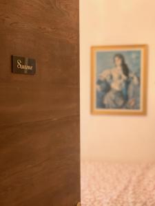 un cierre de una puerta con una foto en la pared en La Clé de la Porte B&B en Antibes