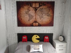 a bedroom with a bed with two stuffed animals on it at Hermoso departamento para viajeros in San Fernando