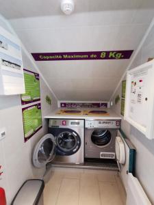uma pequena cozinha com máquina de lavar e secar roupa em Résidence Océane em Avrainville