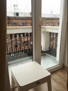 uma janela com um banco e vista para um edifício em Apartment 2 floors em Yerevan