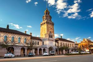 un edificio con una torre de reloj encima en Quest Yelverton Kalgoorlie, en Kalgoorlie