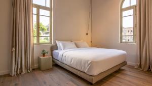 Een bed of bedden in een kamer bij Ruby