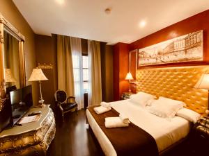 sypialnia z łóżkiem i biurkiem z komputerem w obiekcie Hotel Palace Sevilla w Sewilli