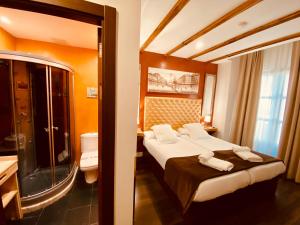 Łóżko lub łóżka w pokoju w obiekcie Hotel Palace Sevilla