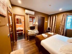 Łóżko lub łóżka w pokoju w obiekcie Hotel Palace Sevilla