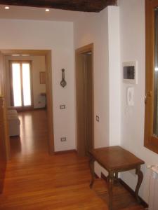 uma sala de estar com uma mesa e uma porta em Casa Renata em Veneza