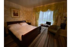Ένα ή περισσότερα κρεβάτια σε δωμάτιο στο OYO Lamphey Hall Hotel