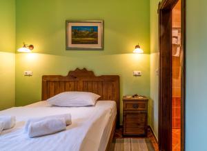 Llit o llits en una habitació de Stupnički Dvori Winery Hotel