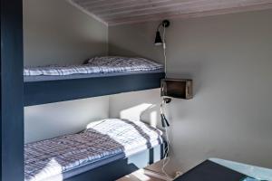 two bunk beds in a room with a tv at Kumlinge Stugor in Kumlinge