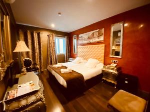 Łóżko lub łóżka w pokoju w obiekcie Hotel Palace Sevilla