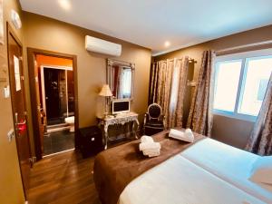 Łóżko lub łóżka w pokoju w obiekcie Hotel Palace Sevilla