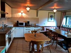 A kitchen or kitchenette at Panoramahaus