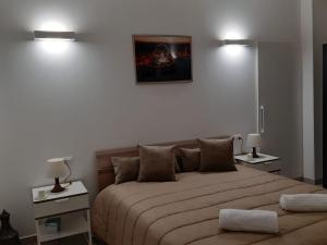 巴里的住宿－Pietra Bianca Appartment，一间卧室配有一张大床,上面有两盏灯