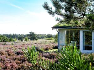 Bolilmarkにある6 person holiday home in R mの花畑の小屋