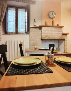 una cocina con una mesa de madera con platos. en Aduepassi, en Ascoli Piceno