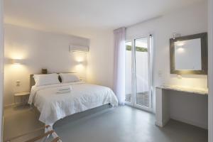 Ліжко або ліжка в номері Minimal Apartment with a swimming pool and sea view in Koundouros