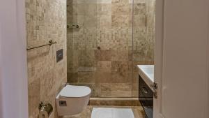 un bagno con doccia, WC e lavandino di Solid Residence Apartments a Mamaia Altre 50 foto