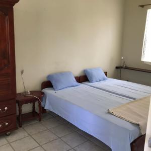 Un pat sau paturi într-o cameră la Romantic Cottage