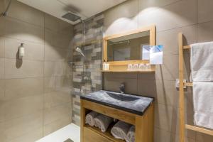 La salle de bains est pourvue d'un lavabo et d'un miroir. dans l'établissement Best Western Plus Hyères Côte D'Azur, à Hyères