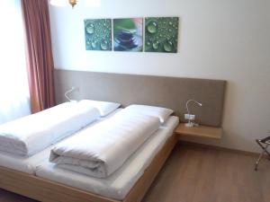 Posteľ alebo postele v izbe v ubytovaní Der Löwen, Löwen Betriebs- und Management GmbH + 8 fotografií