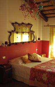 - une chambre avec un lit et un miroir mural dans l'établissement Relais Alcova del Doge, à Mira