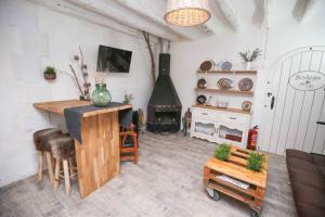 een woonkamer met een open haard en een tafel en stoelen bij Cabana del Tio Pepe in Ainzón