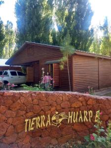 un hombre parado frente a una casa en Cabañas Tierra Huarpe en Uspallata