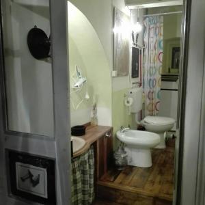 uma casa de banho com um lavatório e um WC num quarto em Studiocasarte em Ovada