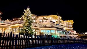 Bazén v ubytovaní Dolasilla Mountain Panoramic Wellness Hotel alebo v jeho blízkosti