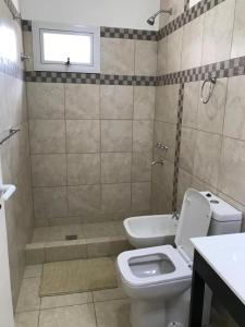 Alquiler Temporario Los Olivos في جونين: حمام مع مرحاض ومغسلة