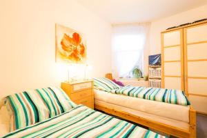 een slaapkamer met 2 bedden en een dressoir bij ZV2001 Private Apartments & Rooms near Exhibition Ground (room agency) in Hannover