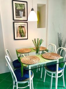 einem grünen Esstisch mit 4 Stühlen in der Unterkunft Sorrento Garden in Sorrent