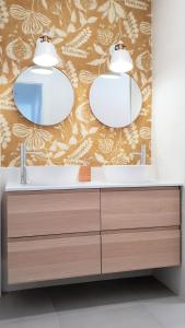 サンルーカル・デ・バラメダにあるCasa Velero 32のバスルーム(シンク、照明2つ付)