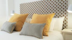 サンルーカル・デ・バラメダにあるCasa Velero 32のベッド1台(枕4つ、ヘッドボード付) +27枚の写真