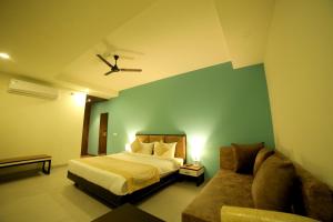 Tempat tidur dalam kamar di Vijay Vilas Hotel & Convention Hall