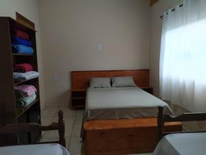 a small bedroom with a bed and a closet at casa temporada capitólio in Capitólio